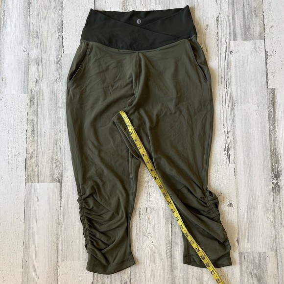 lululemon leggings size 8 Cropped Sunset Salutation Green Animal Print Waist - Picture 11 of 12